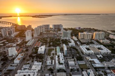 Sarasota, Florida, gün batımında. Yüksek katlı ofis binaları olan Amerikan şehir mimarisi. Florida 'da gayrimenkul geliştirme. ABD seyahat hedefi.