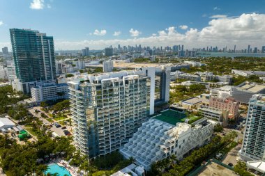 Güney Sahili mimarisinin havadan görünüşü. Yüksek lüks otelleri ve apartmanları olan Miami Beach City. Güney Florida, ABD 'deki turizm altyapısı.