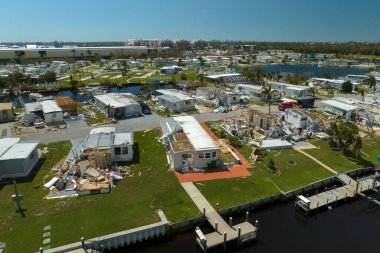 Kasırga mevsiminden sonra Güney Florida 'da yaşanan doğal afetlerin sonuçları. Taşınabilir evlerde ağır hasarlı evler.