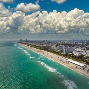 Güney Amerika 'da turizm altyapısı. Güney Sahili 'nin kumlu yüzeyi. Sıcak Florida güneşinde dinlenen turistler. Yüksek lüks otelleri ve apartmanları olan Miami Beach City..