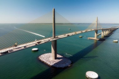 Florida 'daki Tampa Körfezi üzerindeki Sunshine Skyway Köprüsü' nün hava görüntüsü. Ulaşım altyapısı kavramı.
