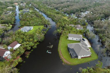 Florida yerleşim bölgesindeki Ian kasırgasından sonra evlerin etrafını su basmış. Doğal afetin sonuçları..