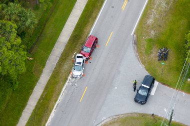Florida 'da otoyolda araba kazası. Acil servis personeli ABD 'de şehir caddesinde araba kazası kurbanlarına yardım ediyor..