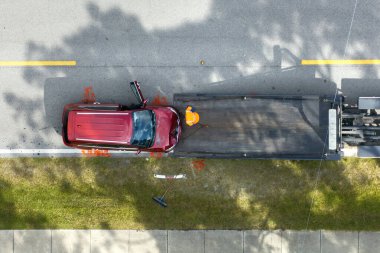 Çekicinin kaza yaptığı bir trafik kazası. Araba kazasında kaza yapmış. Florida, ABD 'deki acil yola ilk müdahale ekipleri yardım ediyor..