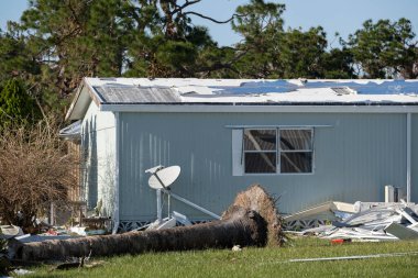 Florida gezici ev bölgesinde kasırga sonrası ciddi hasar görmüş evler. Doğal afetin sonuçları..