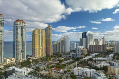 Sunny Isles Sahili 'ndeki Atlantik Okyanusu kıyısında pahalı oteller ve daireler. Güney Florida 'daki Amerikan turizm altyapısı.