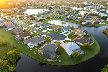 Cul de sac sokağı gün batımında çıkmaz sokak ve Florida 'nın kuzey limanındaki kırsal banliyöde özel evler. Sahilde büyük bahçeleri olan lüks banliyö evleri.