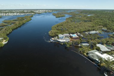 Florida yerleşim bölgesinde Ian kasırgası ile sel basmış evler. Doğal afetin sonuçları..