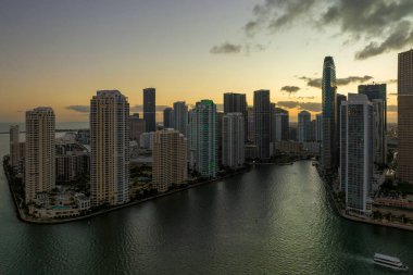 Gün batımında ABD 'nin Florida kentindeki Miami Brickell semtindeki yüksek gökdelen binalarının görüntüsü. Amerikan megapolis 'i ve karanlık çöktüğünde finans bölgesi.
