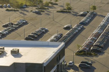Satılık bir sürü yeni arabasıyla bayilik otoparkının havadan görüntüsü. Amerikan otomotiv endüstrisinin gelişimi.