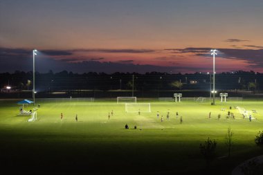 Florida, North Port 'taki halka açık bir spor parkında futbol maçında antrenman yapan sporcular..