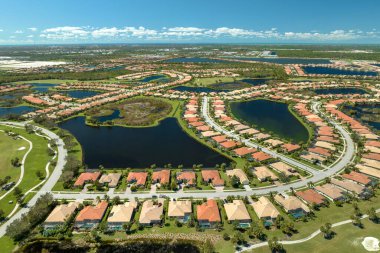 Doğal afetin sonuçları. Florida yerleşim bölgesindeki Ian kasırgasından sonra evlerin etrafını su basmış..