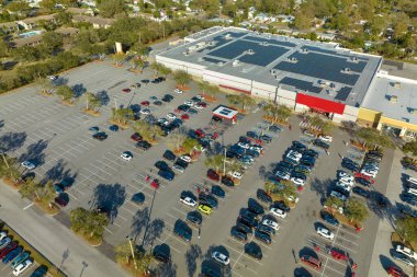 Florida 'da bir alışveriş merkezinin önündeki otoparkta park edilmiş birçok arabanın üst görüntüsü. Kentsel ulaşım kavramı.