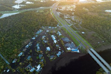 Doğal afet sonrası. Florida yerleşim bölgesinde kasırga yağışı ile sel basmış evler.