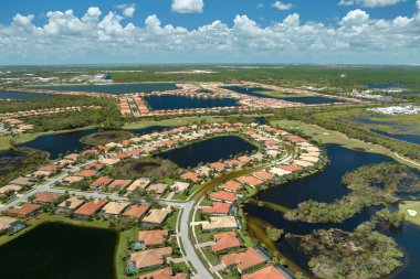 Doğal afet sonrası. Etrafı Ian Kasırgası ile çevrili sel suları Florida yerleşim bölgesindeki evleri sarıyor.