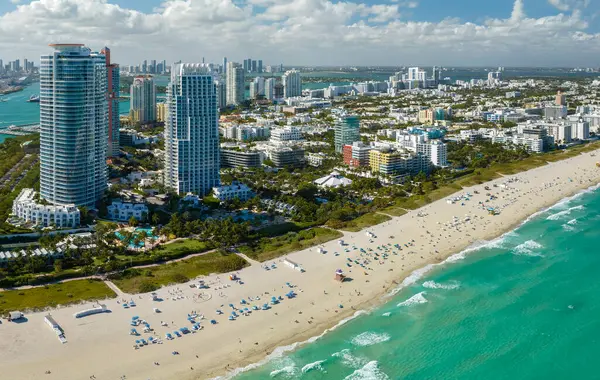 Yüksek lüks otelleri, apartmanları ve kumlu sahili olan Miami Beach şehri. Güney Florida, ABD 'de yüksek açılı turizm altyapısı.