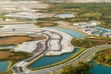 Florida banliyölerindeki hazır topraklarda konut inşaatına hazır yeni bir banliyö bölgesi. ABD 'de emlak piyasası.