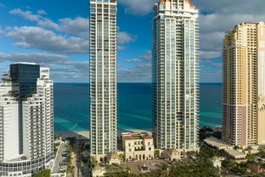 Atlantik Okyanusu kıyısındaki lüks otelleri ve apartmanları olan Sunny Isles Beach şehrinin hava manzarası. Güney Florida 'daki Amerikan turizm altyapısı.