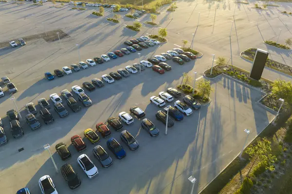 Satılık bir sürü yeni arabası olan büyük bir otopark satıcısı. Amerikan otomotiv endüstrisinin geliştirilmesi ve üretilen araç konseptinin dağıtımı.