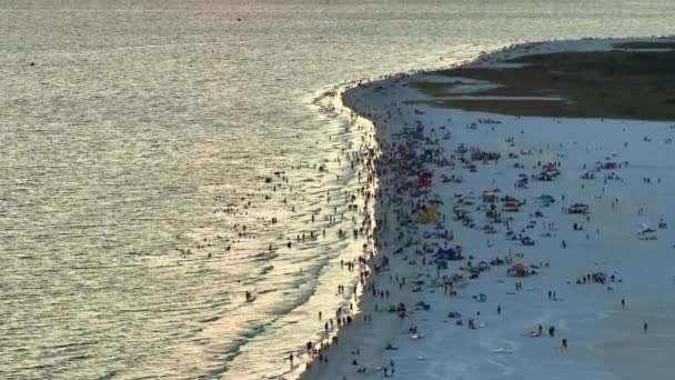 사라소타의 시에스타 해변과 해수욕장 따뜻한 멕시코 뜨거운 플로리다 태양에 일광욕에서 — 비디오