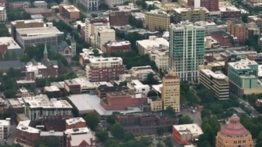 Kuzey Carolina 'daki Asheville şehrinin havadan görünüşü yüksek binalarla dolu. ABD seyahat hedefi.