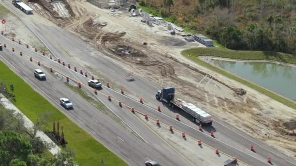 建設中の忙しいアメリカの高速道路の空中視界 交通インフラの開発 国家交通コンセプト — ストック動画
