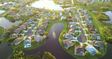 Gün batımında ABD 'nin kırsal kesimlerindeki Amerikan rıhtım evleri. Florida 'nın güneybatısındaki küçük bir kasabadaki büyük yerleşim yerlerinin görüntüsü.