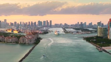 Büyük yolcu gemisi Miami limanında ana kanaldan ayrılıyor. South Beach yakınlarındaki lüks oteller ve apartmanlar..