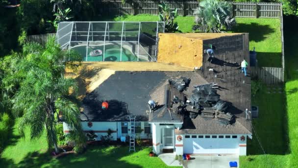 建筑工人清除私人住宅屋顶上的旧沥青路面 佛罗里达州家中的屋顶修理 房地产开发概念 — 图库视频影像