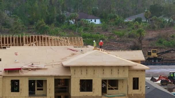 Trabalhadores Construção Civil Telhado Apartamento Condomínio Quadro Inacabado Desenvolvimento Habitação — Vídeo de Stock
