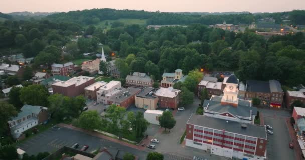 テネシー州のジョーンズバラの歴史的な小さな町 夜に古いアメリカの建築と照らされたメインストリート — ストック動画