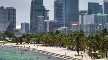 Virginia Key 'deki Hobie Island Beach Parkı ve Florida' daki Miami Brickell, ABD. Modern ABD megapolis 'teki ticari ve meskun gökdelen binaları.