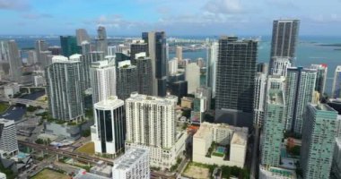 Miami, Florida, ABD. Amerikan şehir merkezinin hava görüntüsü. Modern ABD megapolis 'teki yüksek ticari ve meskun gökdelen binaları