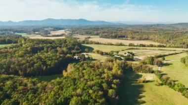 Kuzey Carolina kırsalında. Appalachian dağlarına yakın çiftlik arazileri ve sık ormanlarla çevrili büyük pahalı bir çiftlik evi..