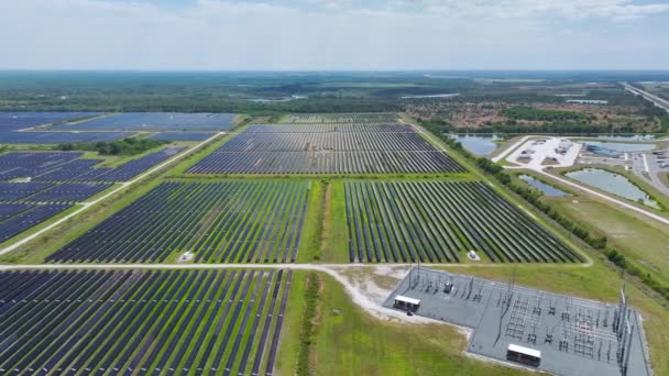 Planta Fotovoltaica Con Muchas Filas Paneles Solares Para Producir Energía — Vídeo de stock