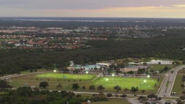 Gençlerin gece futbol oynadığı bir stadyum. Aktif yaşam konsepti.