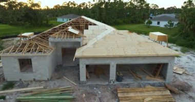 Yeni inşaat alanındaki kontrplak çarşafların çatı inşaatı. Florida kırsal kesimindeki yerleşim yerinin bitmemiş çatısı. Konut geliştirme kavramı.
