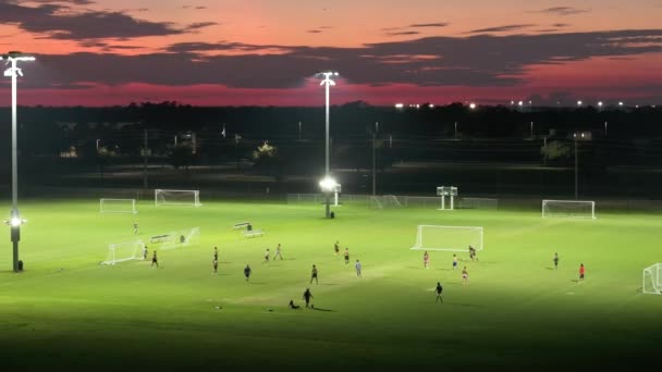 Öffentlicher Sportpark Mit Menschen Die Der Nacht Ein Fußballspiel Auf — Stockvideo