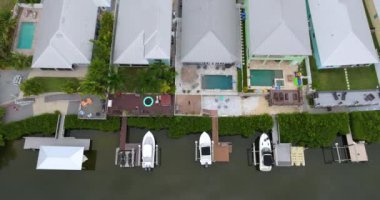Güney Florida 'da pahalı rıhtım evleri olan zengin bir mahalle. ABD Premium konut piyasasının gelişimi.