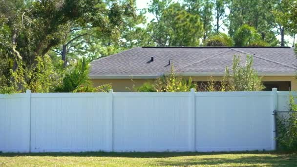 佛罗里达州南部私人地产周围的白色乙烯围栏 用于后院保护和隐私 — 图库视频影像