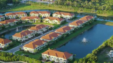Florida 'daki Amerikan apartmanları. ABD 'nin banliyölerinde konut geliştirme örneği olarak yeni aile evleri.