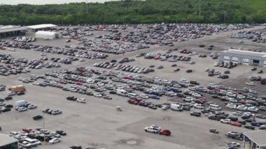 Açık arttırma satıcısının büyük otoparkında park edilmiş araçlar yeniden pazarlama hizmetleri için hazır. İkinci el araç satışları.