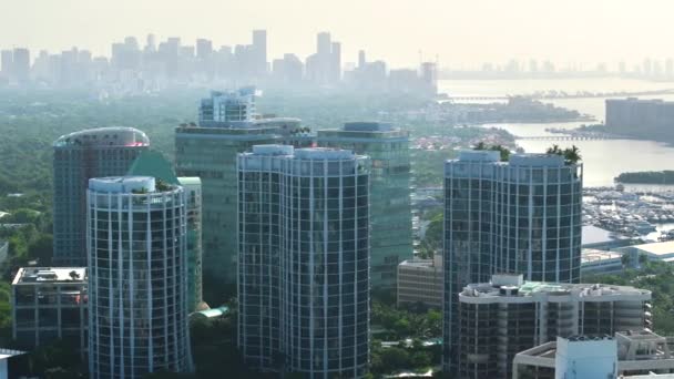 Beton Üveg Felhőkarcoló Épületek Kókuszliget Szomszédságában Miami Floridában Usa Előkelő — Stock videók
