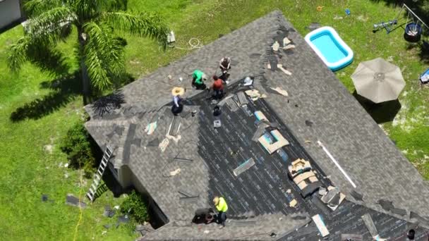 Stavební Dělníci Instalují Asfaltové Šindele Střechu Obytného Domu Střešní Krytina — Stock video