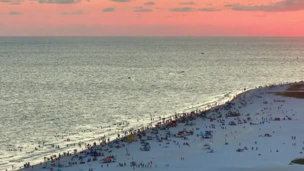 美国萨拉索塔拥挤的Siesta Key海滩 许多人度假时喜欢在海水中游泳 日落时在温暖的佛罗里达阳光下放松 — 图库视频影像
