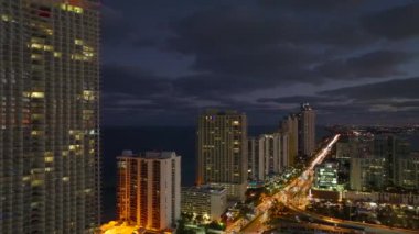 Florida, ABD 'nin Sunny Isles Beach şehrinin şehir merkezi. Parlak caddeleri ve modern Amerikan megapolis 'inde yüksek gökdelenli binaları olan gökdelenler..