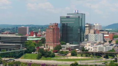 Knoxville 'in şehir merkezi bölgesi, Tennessee, ABD. Modern Amerikan şehir merkezindeki yüksek gökdelen binaları.