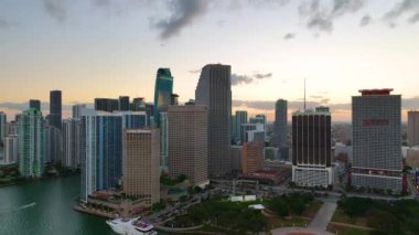 Miami Brickell 'in şehir merkezi, Florida, ABD gün batımında. Modern Amerikan megapolis 'indeki yüksek ticari ve meskun gökdelen binaları.