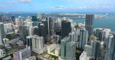 Miami Brickell 'in şehir merkezi bölgesi, Florida, ABD. Modern Amerikan megapolis 'indeki yüksek ticari ve meskun gökdelen binaları
