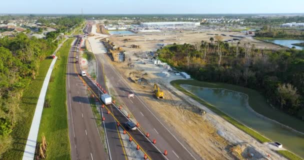 在建造中的公路上驾驶交通车辆 在美国的公路上建造交通基础设施 配备移动车辆 — 图库视频影像